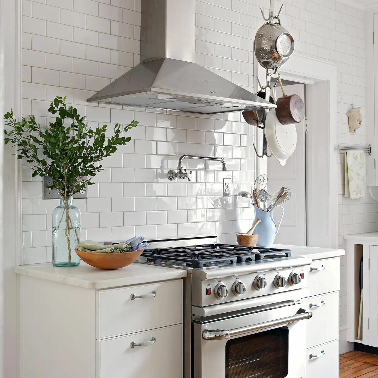 Кухонная плита. Кухонные гарнитуры с газовой плитой. Газовая плита в интерьере кухни. Отдельностоящая плита на кухне. Кухни с газовой плитой фото.