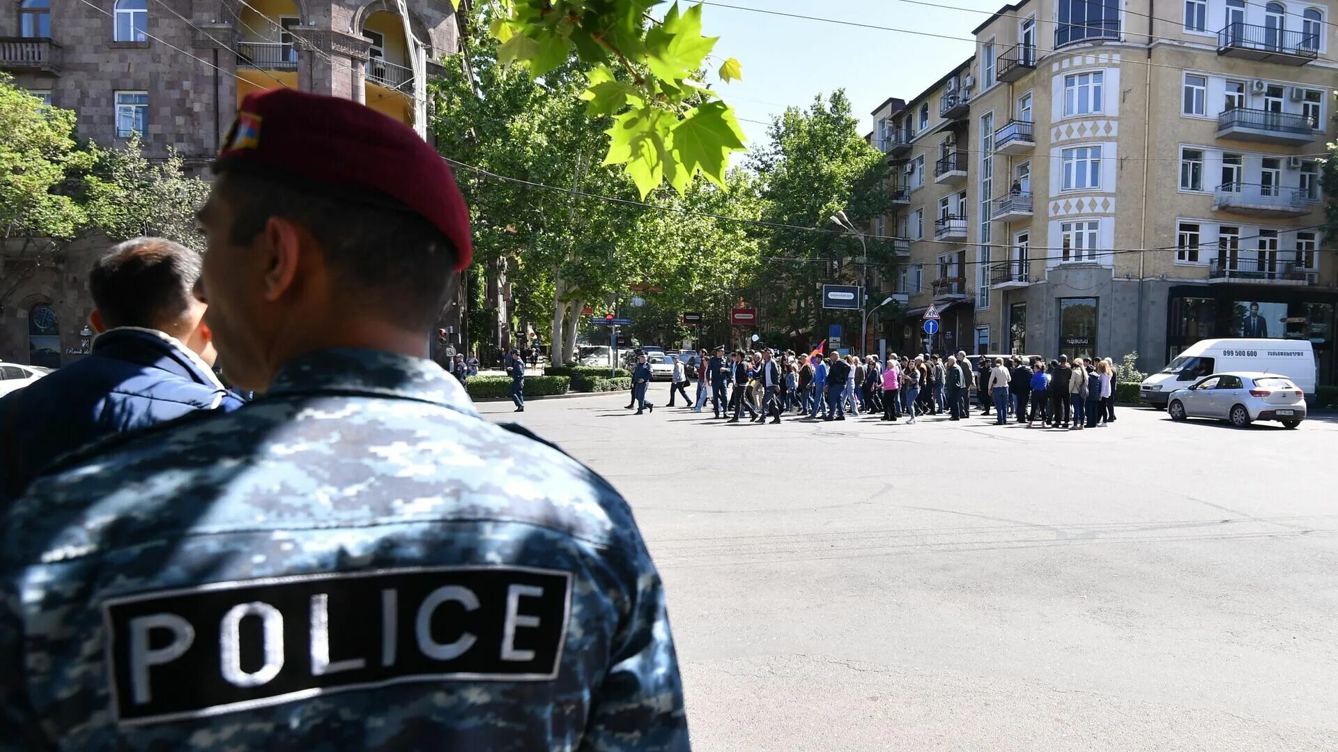 Вооруженные люди ворвались в полицию в ереване. Полиция Еревана. Милиция Армении. Полиция фото. Милиция и полиция.