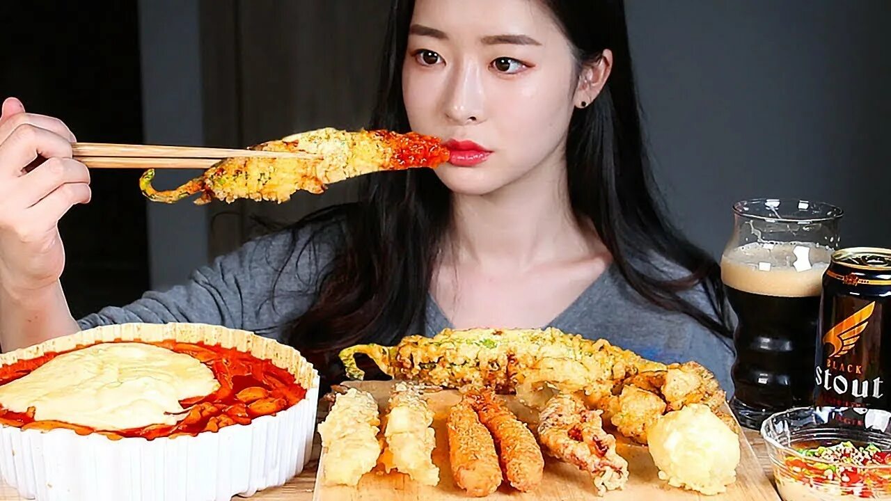 Асмр вкусно едят еду корейцы на камеру. Китаянки еда. Асмр вкусно едят еду корейцы на камеру. Корейцы кушают. Асмр вкусно едят еду корейцы на камеру.