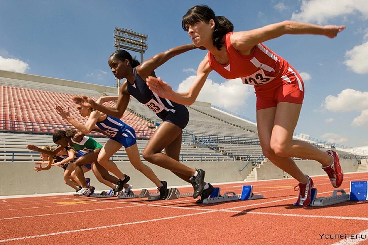 Бегут колонной. Бегут колонной. Солдаты убегают. Бегут колонной. Спринт бег на короткие дистанции.