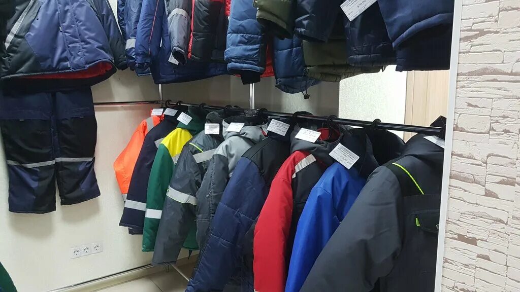 блокпост пятигорск. витрина магазина спецодежды. техноавиа спецодежда самара. спецовка ставрополь кулакова 51. магазин спецодежды.