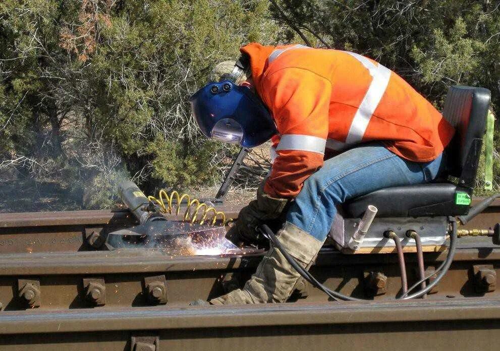 Термитная сварка рельсов. Алюмотермитная сварка рельсов. Алюминотермитная сварка рельсов. Термитная сварка трамвайный рельс. Рельсовый сварной стык.
