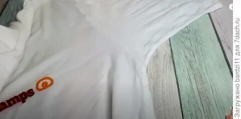 На белой мышке желтые пятна