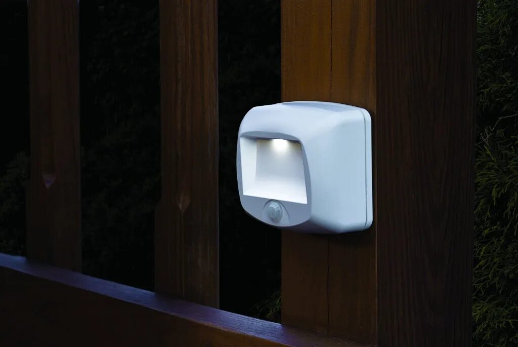 Датчик движения для освещения лампочка. Датчик движения step light. датчики движения для включения света на лестнице. светильник с датчиком освещенности. подсветка с датчиком движения.