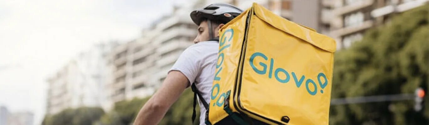 Glovo курьер. Доставка glovo. Курьерская сумка. Glovo курьер. Службы доставки glovo фото.