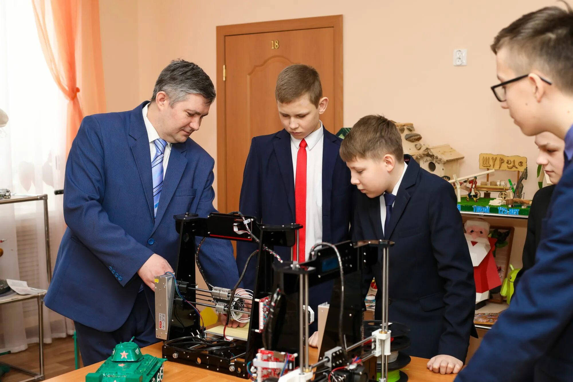 Компания макрохард набирает программистов на новый проект