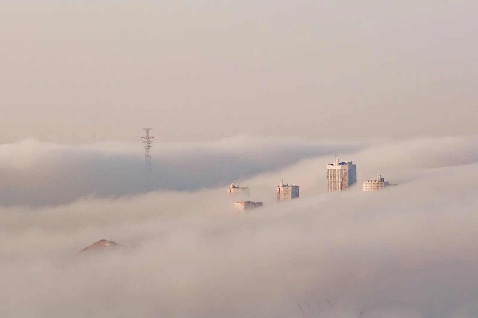 Был виден из далека. Владивосток туман. Туманный Владивосток. Владивосток в тумане фото. Владивосток зимой в тумане.