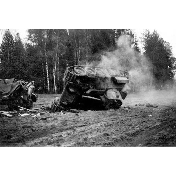 Т 34 вов. Т-34 давит немецкий танк. Т-34 1941-1945. Танк таранит танк. Танковые тараны в годы вов.