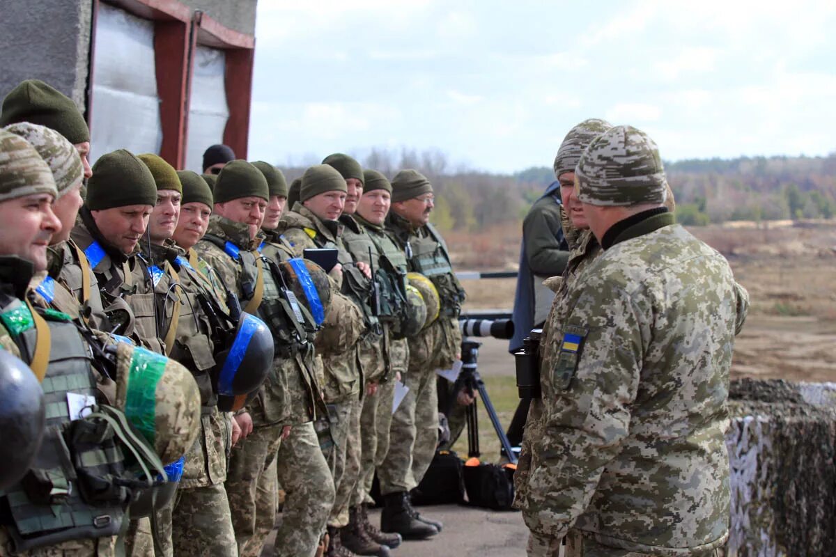 Украинские военные. Украинская армия. Украинские военные с зелеными повязками. Украинские военные с синими повязками. Перешел на сторону украинцев