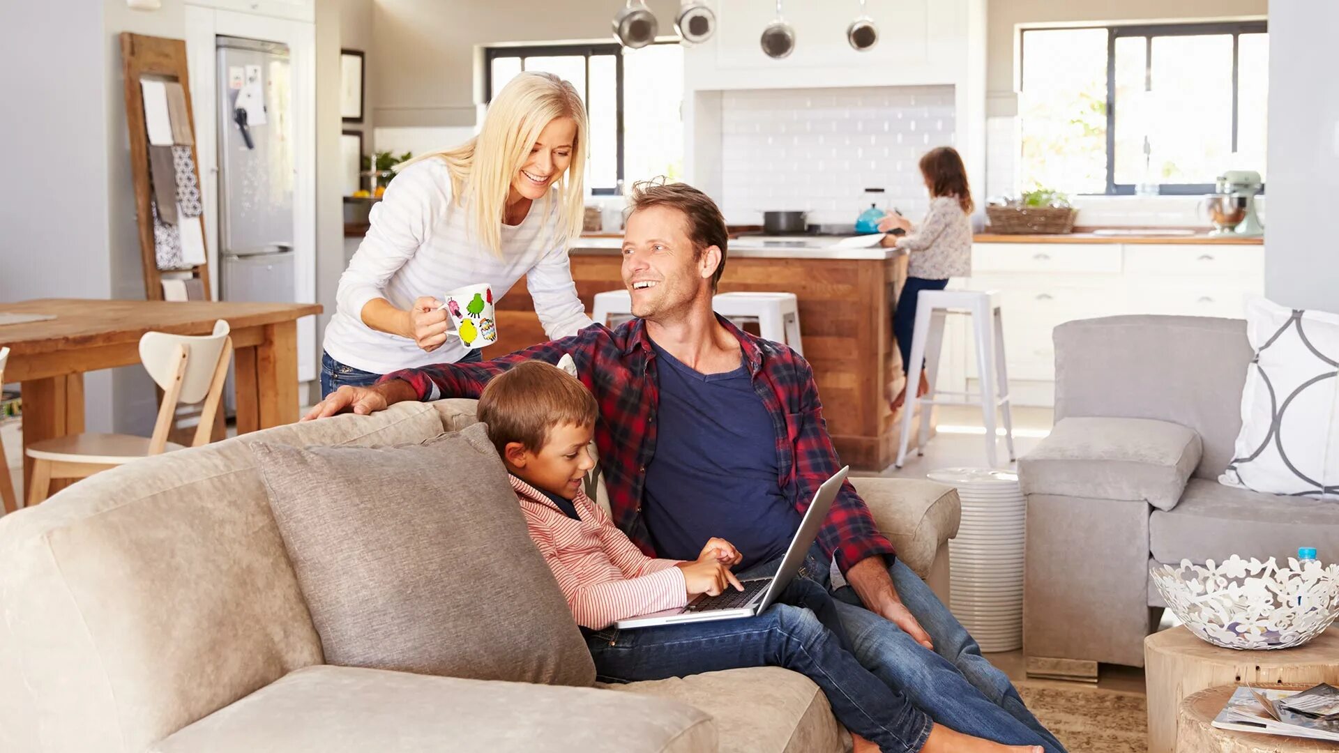 Современная семья. Счастливая семья. Счастливая семья в квартире. Пространство семьи. Современная семья.