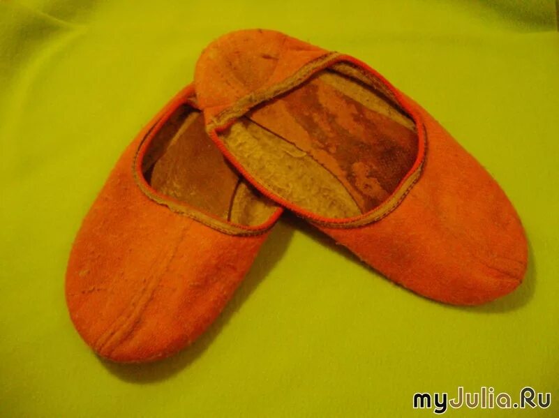 дырявые тапочки. дырявые тапочки. тапки из старых джинсов. старые тапки. старомодные тапочки.