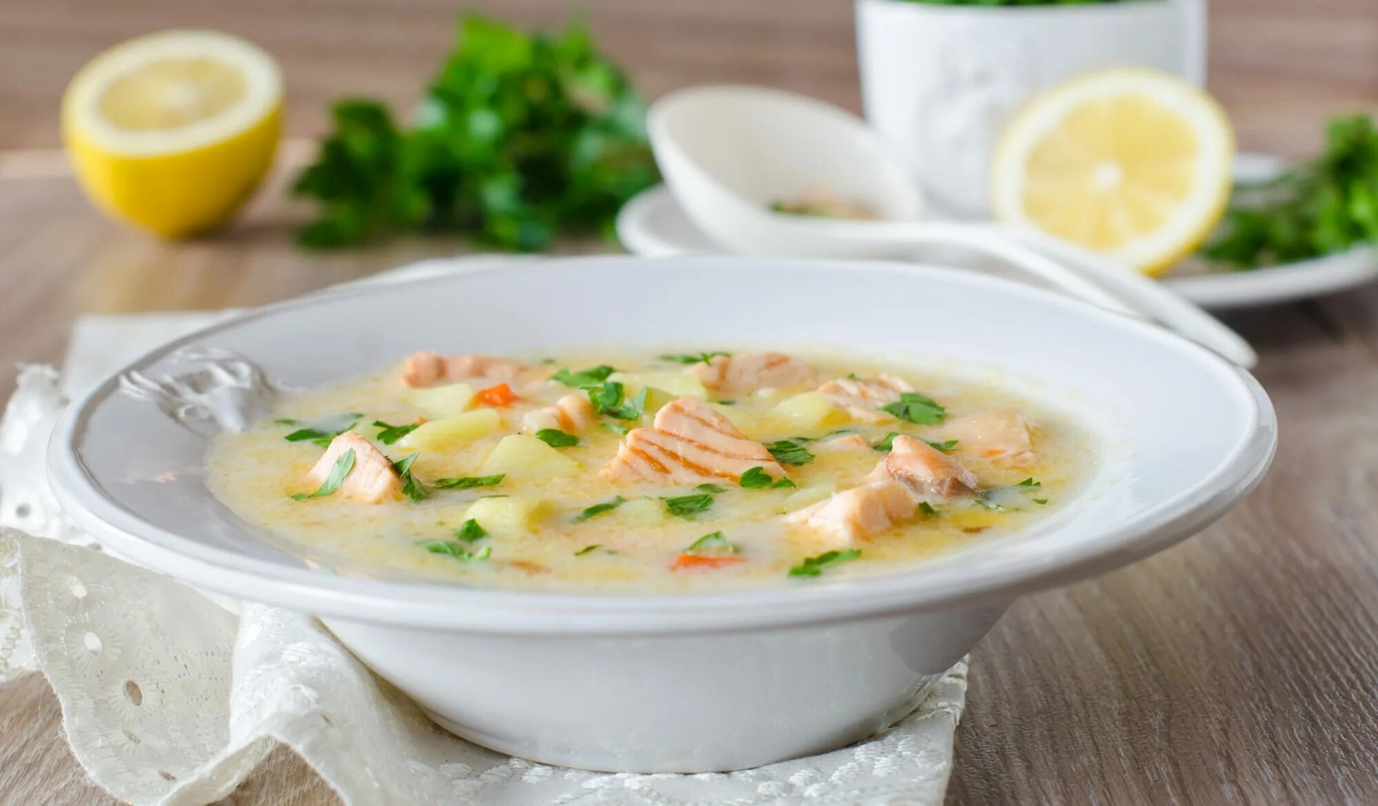 Сырный суп с плавленным сыром и сливками. Сливочный рыбный суп. Норвежский суп. Норвежский рыбный суп. Суп с семгой.