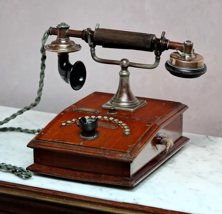Картинка первые. Телефонный аппарат Бойля 1896. Первый телефонный аппарат. Самый первый телефонный аппарат. Телефонный аппарат 19 века.