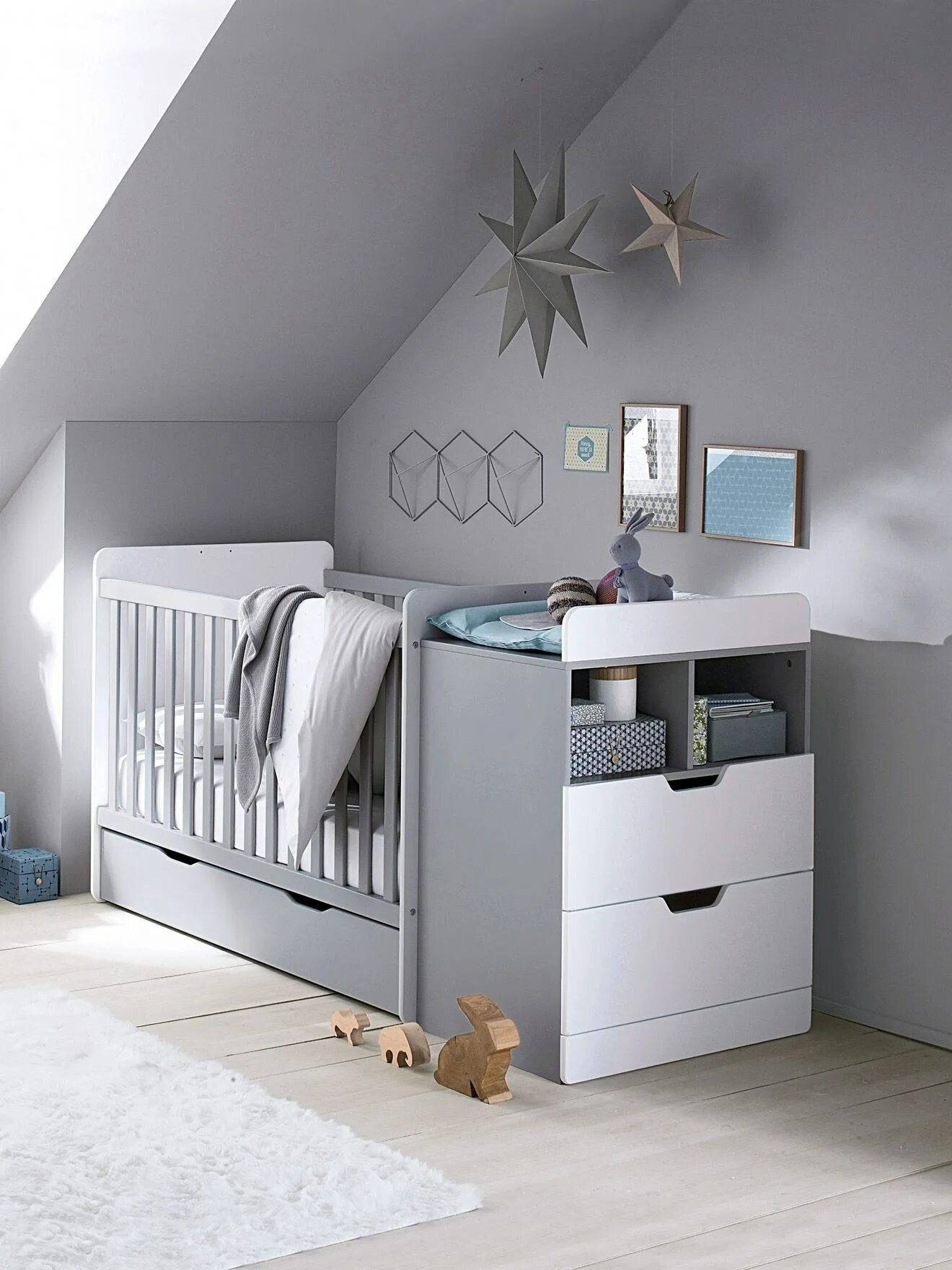 Детская мебель серая. Серая мебель в детской. Комната для новорожденных. Кровать детская серая. Кровать для новорожденного мальчика.