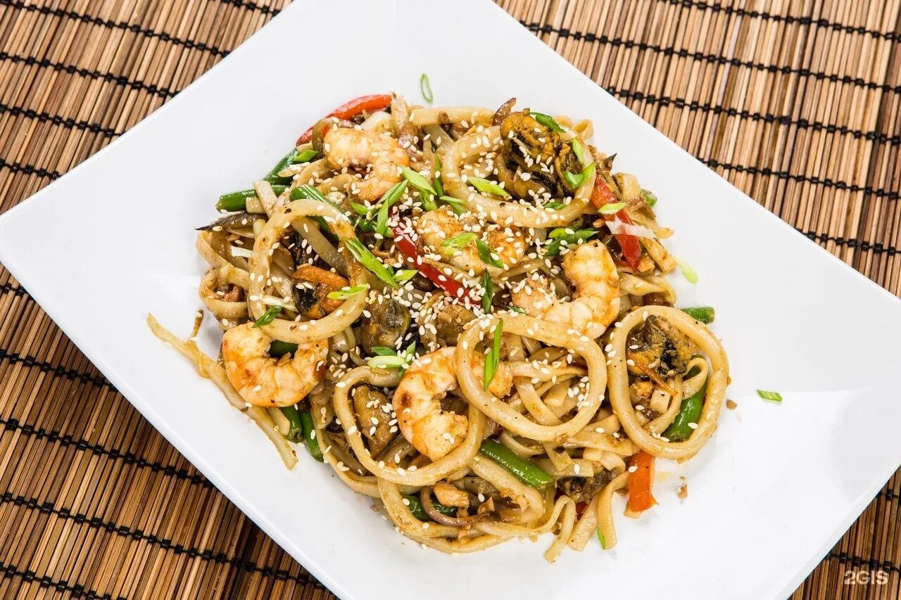 Лапша удон с морепродуктами. Wok удон с морепродуктами. вок с морепродуктами и лапшой удон. wok удон дары моря. удон с кальмаром.