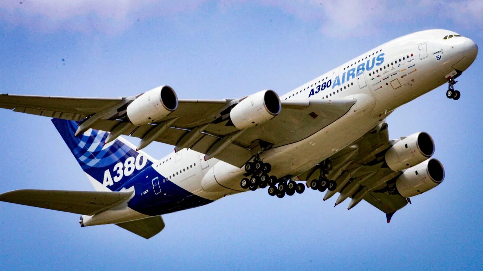 Пассажирский самолёт Аэробус а380. A380 SUPERJUMBO. Аэробус а380 супер джамбо. Airbus a380 vs Boeing 747.