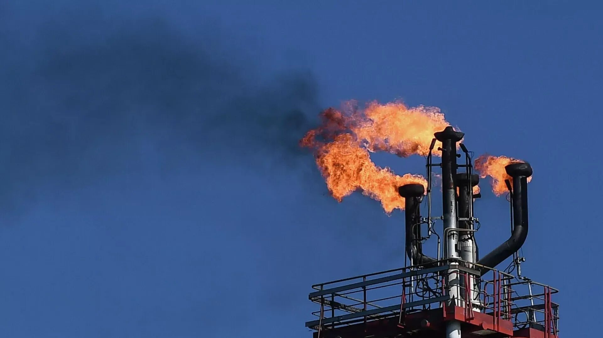 Добыча нефти январь 2025. Газ добыча. газовое месторождение. нефтяное месторождение. газовый факел на месторождении.