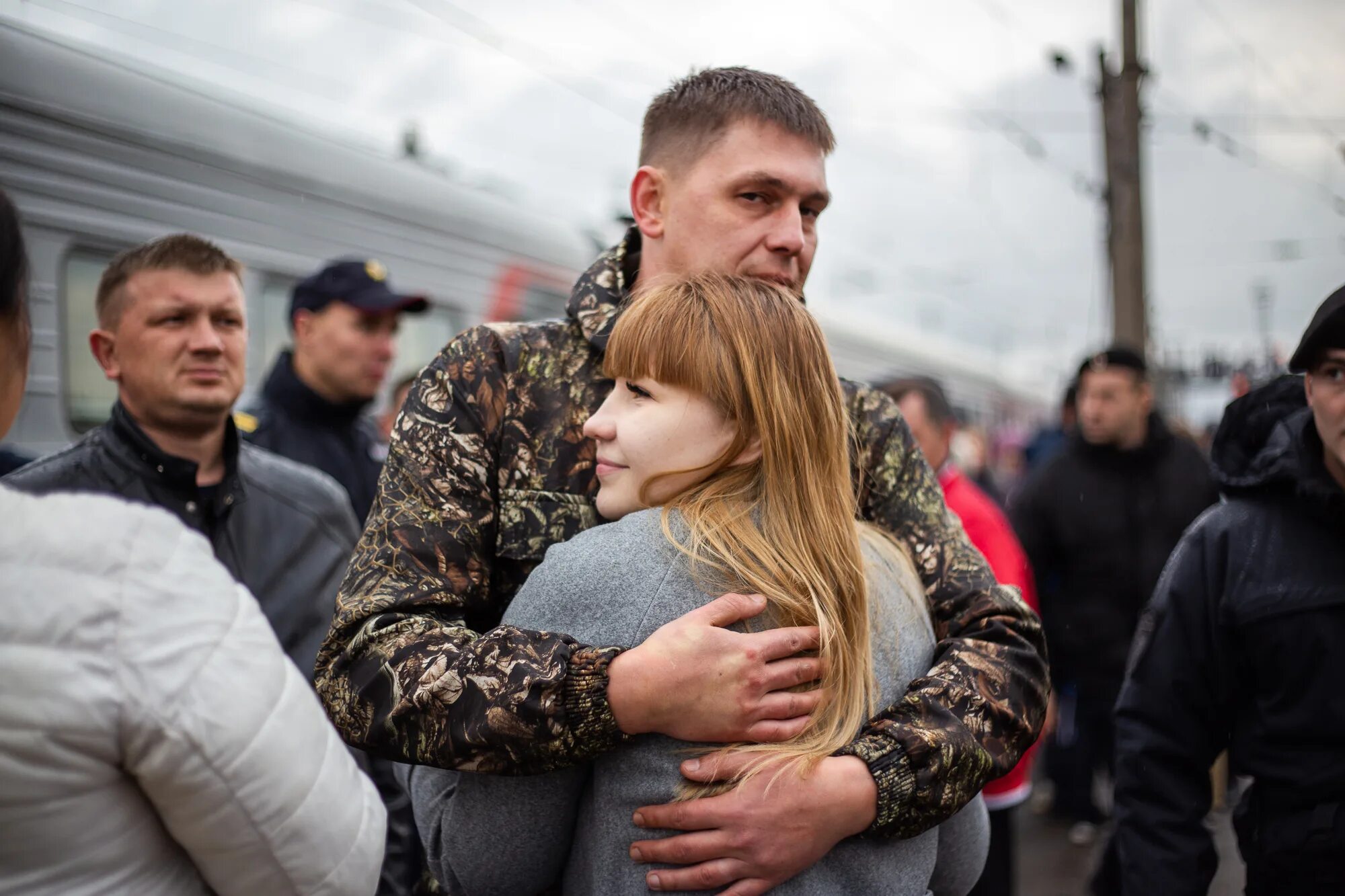 мобилизация в россии. мобилизация. девушка провожает в армию. мобилизация мужа забирают. мужчина военный.