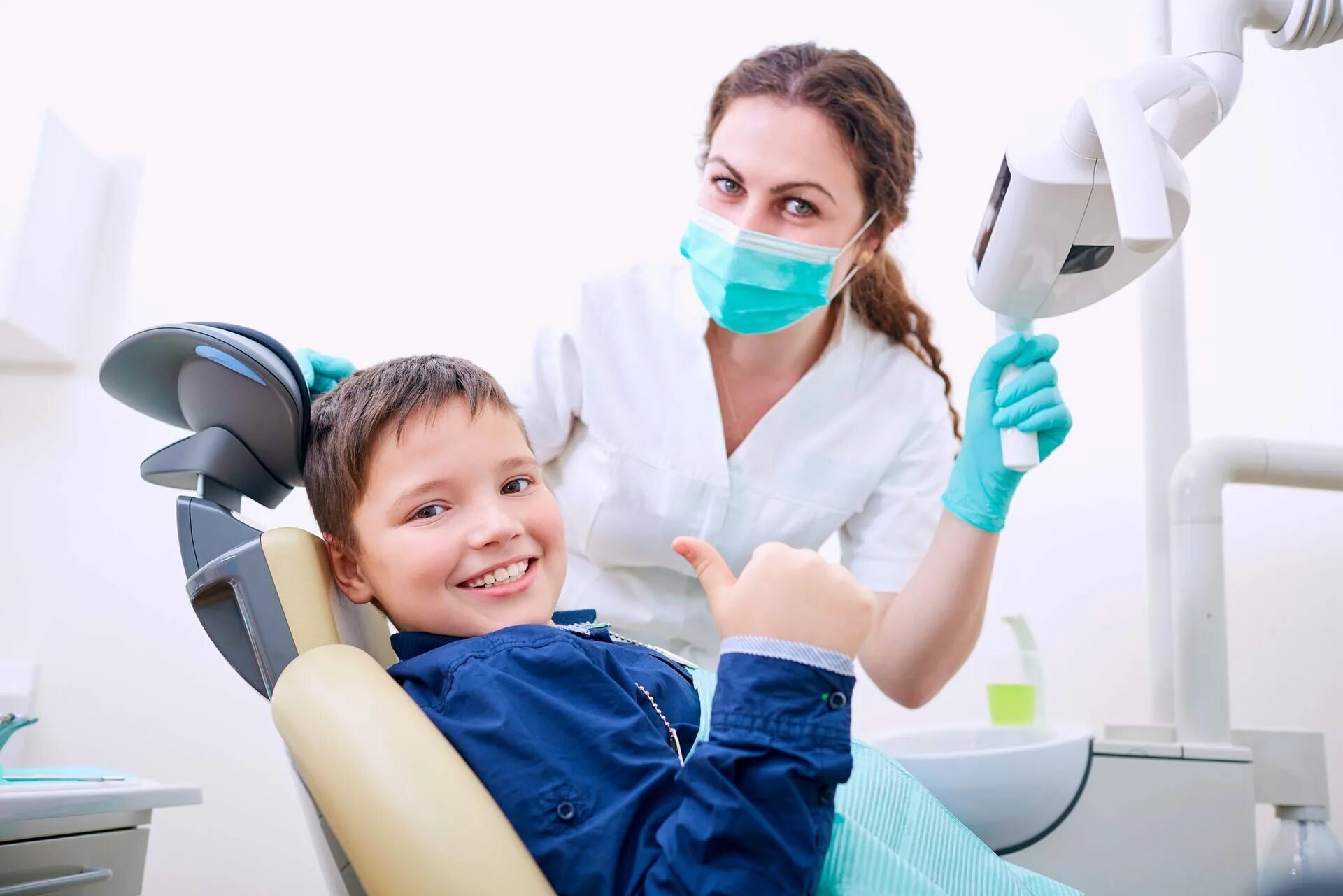 Зубной врач для детей. Стоматология дети. Ребенок у стоматолога. Ребенок на приеме у стоматолога. Ребенок у зубного врача.