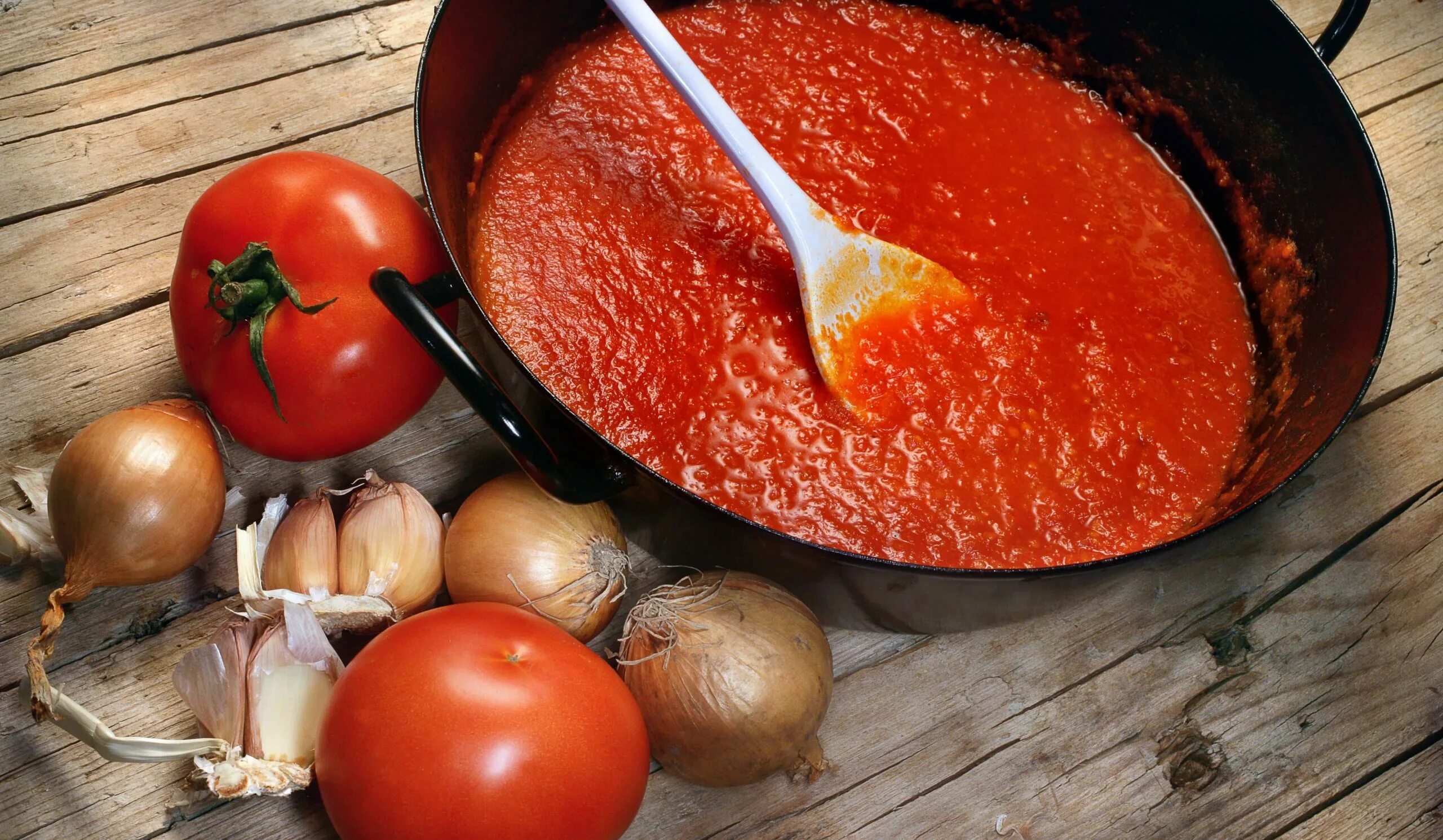 Пассировка томатов. Томатный соус из томатной пасты. Соус для пиццы из томатной пасты. Подливка из томат пасты. Томатная паста чеснок лук морковь