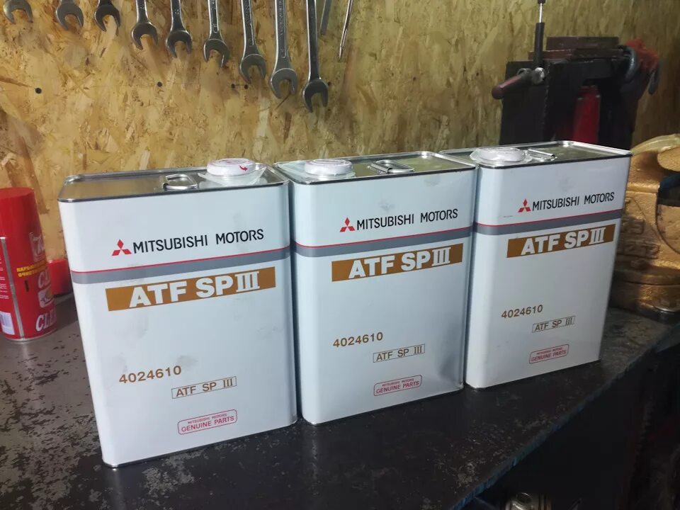Масло акпп mitsubishi — pajero sport 2,5. Mitsubishi atf diaqueen sp-iii 4л (4024610). Масло в акпп митсубиси паджеро. Масло в акпп митсубиси паджеро. Трансмиссионное масло митсубиси 4024610.