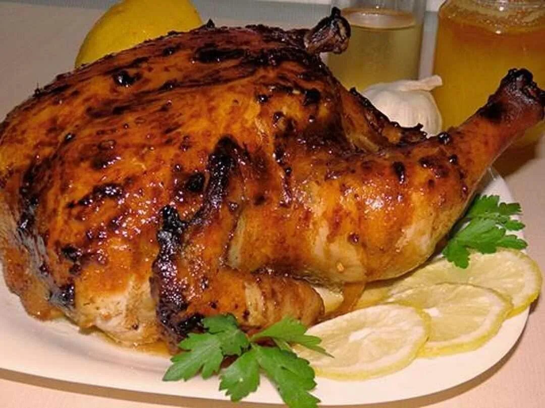 Приготовление курицы в соусе. Курица в духовке. Курочка запеченная в духовке. Курица запеченная в духовке целиком. Жареная курица в духовке.