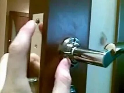 Как снять замок защелку межкомнатной двери