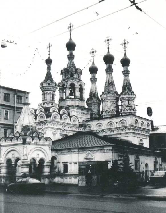Храмы на тверской в москве. Храм василия кесарийского на тверской. Памятник пушкину в москве страстной монастырь. Церковь василия кесарийского в москве. Тверская ямская слобода в москве.