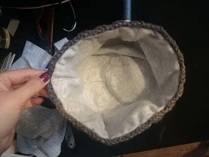 Взяла подклад руками