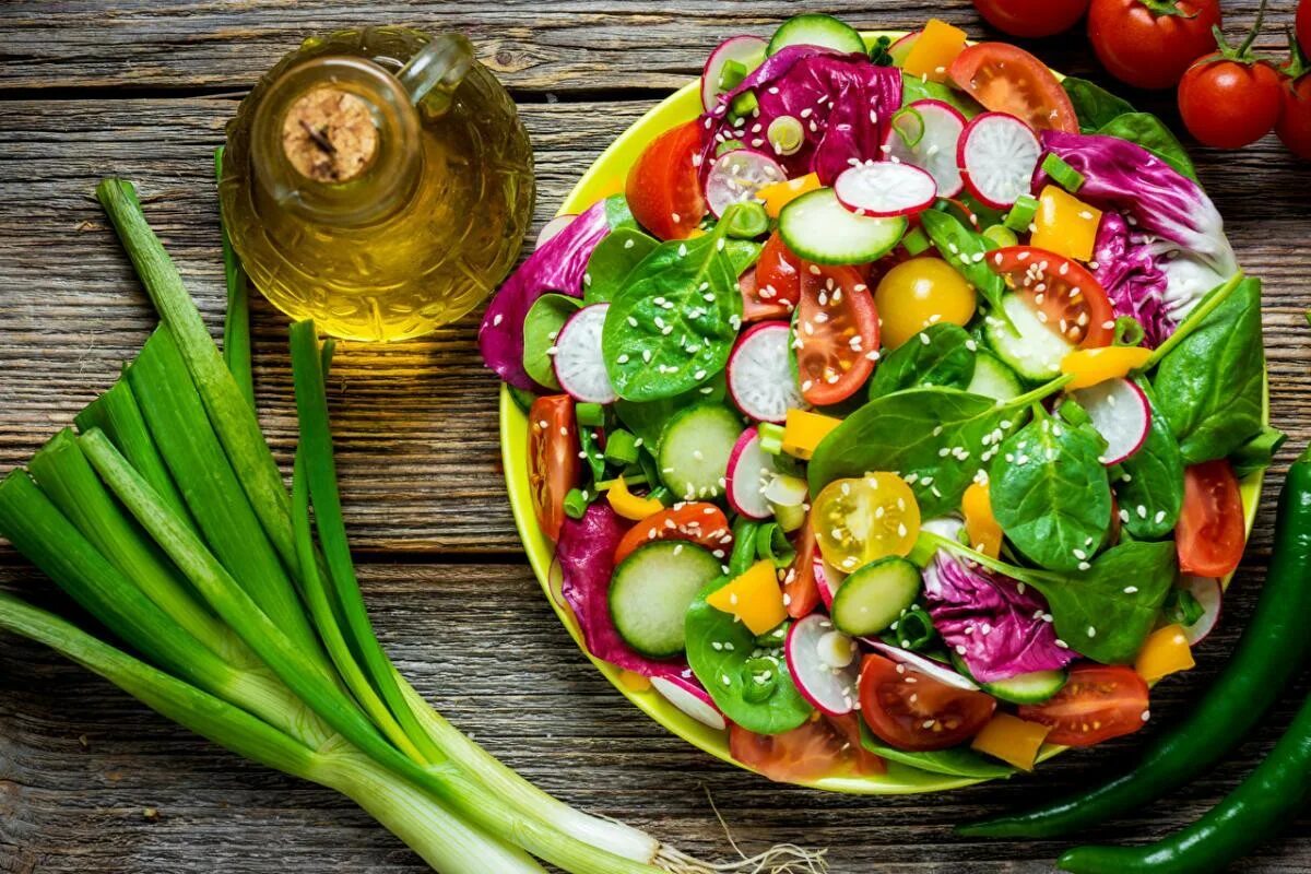 Овощи и зелень. Овощи на столе. Овощной салат. Свежие овощи и зелень. Горячая пища с маслом в пост