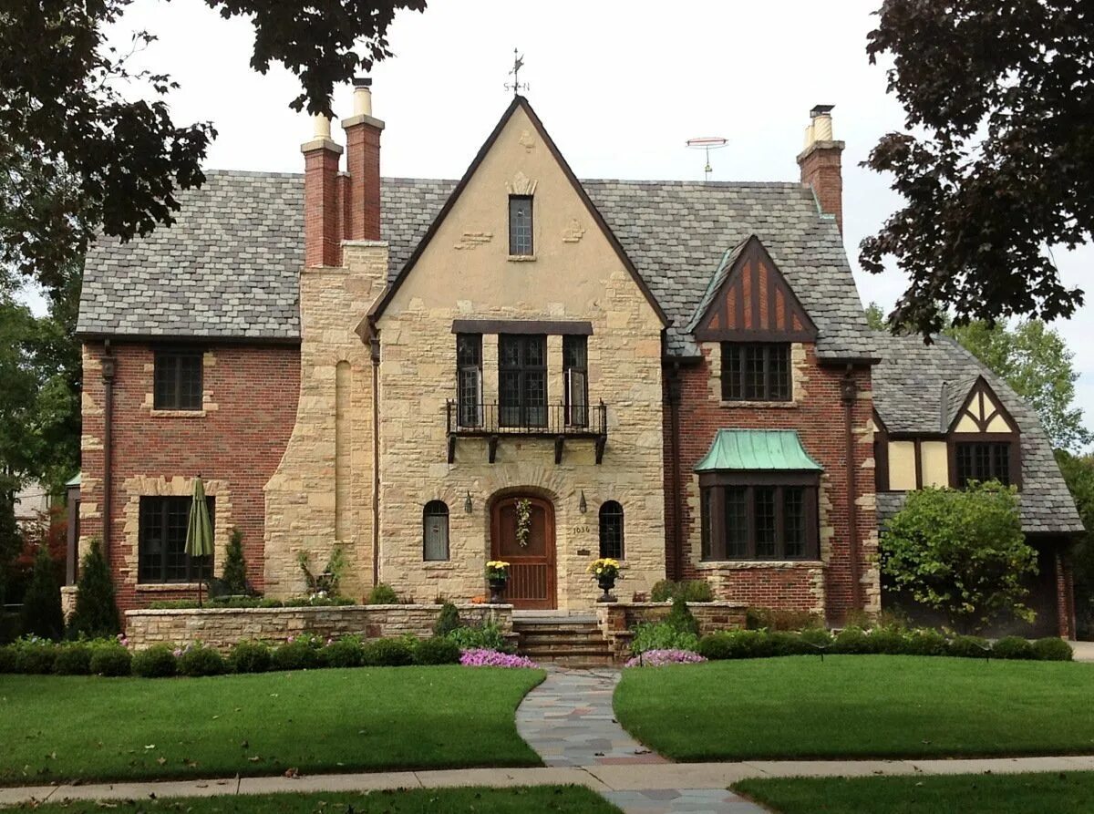 Английский дом картинки. Стиль Тюдор (Tudor Revival Cottage). Стиль Нео Тюдор в архитектуре. Нео Тюдор стиль в Англии. Тюдоровский стиль Англия.