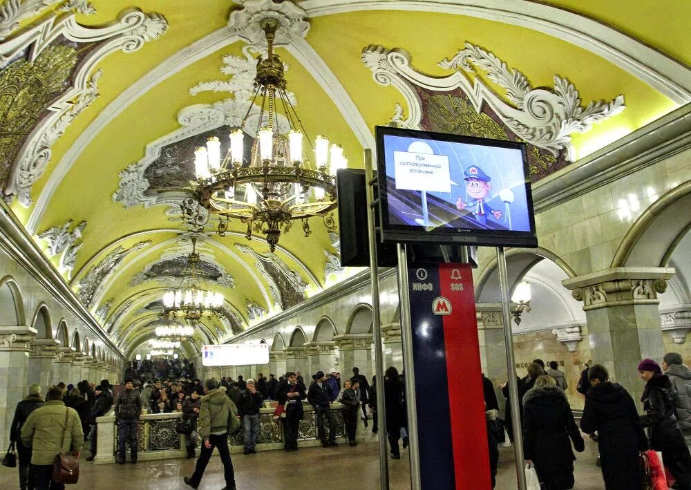 Главный экран на станции. Комсомольская (станция метро, Кольцевая линия). Комсомольская (станция метро, Нижний Новгород). Метро экраны. Экраны на станциях метро.