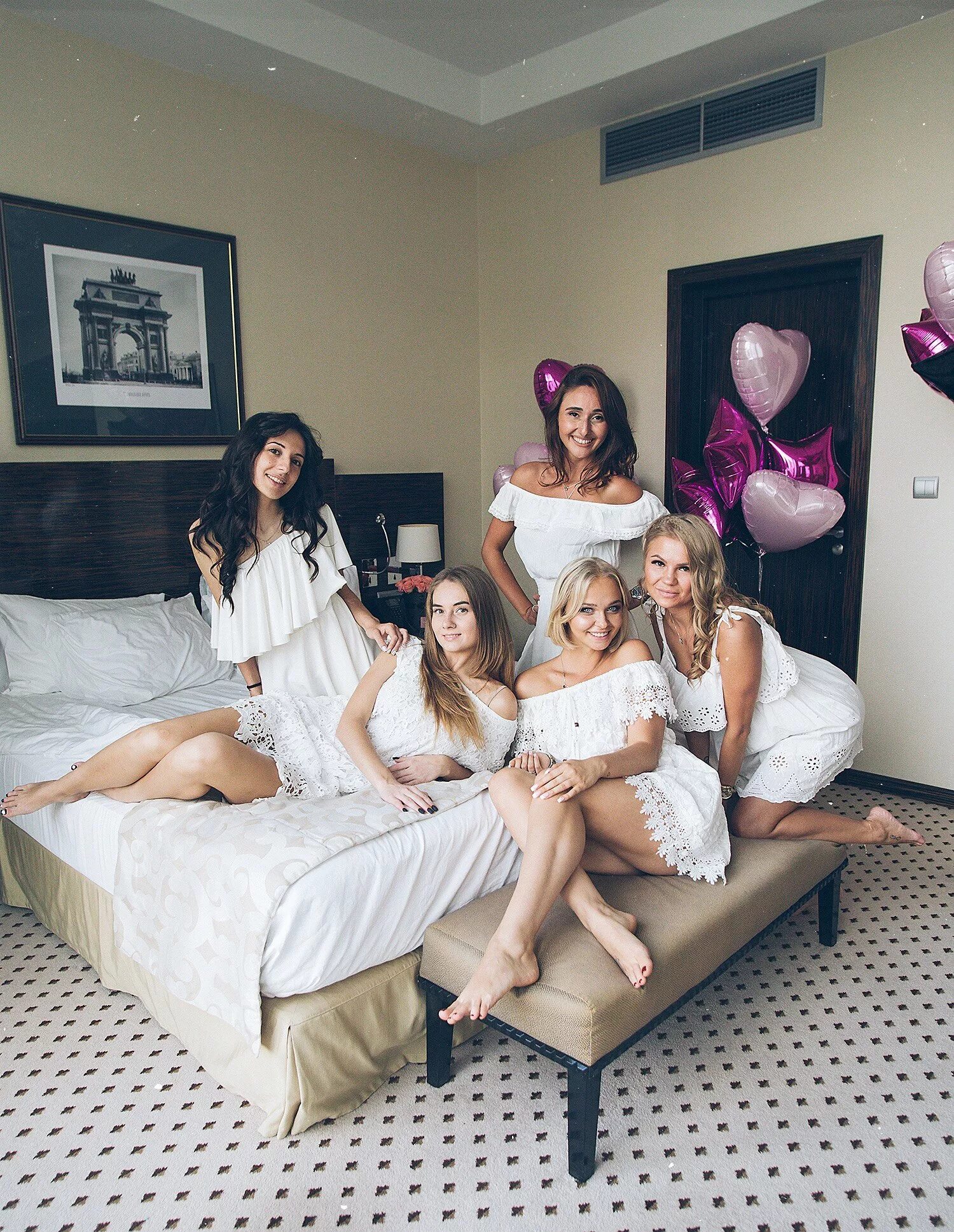 Девишник фотосессия. Девичник в отеле. Фотосет девичник в отеле. Фотосессия с подругой в отеле. Фотосессия с подружками невесты.
