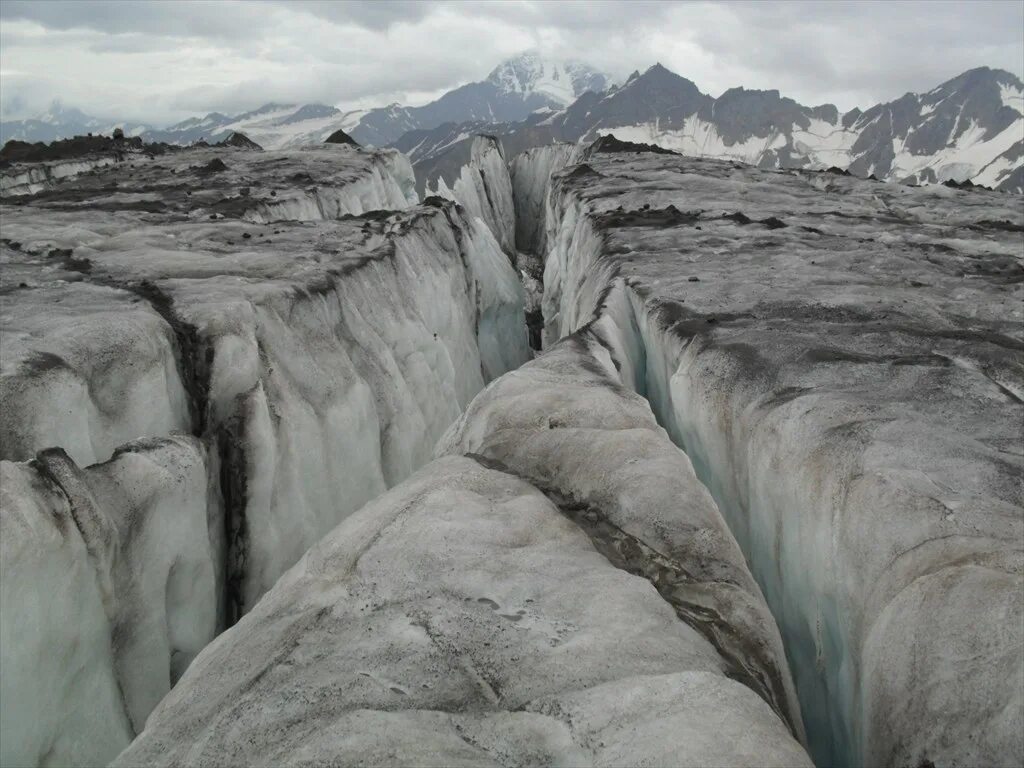 Эльбрус трупосборник. Трещины в леднике на Эльбрусе. Ледник Азау трещины. Расщелины на Эльбрусе.