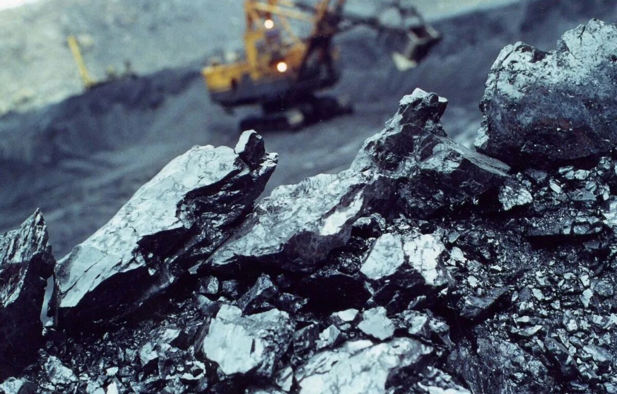 Уголь каменный б. Каменный уголь. каменный уголь минерал. полезные ископаемые уголь. каменный уголь в природе.