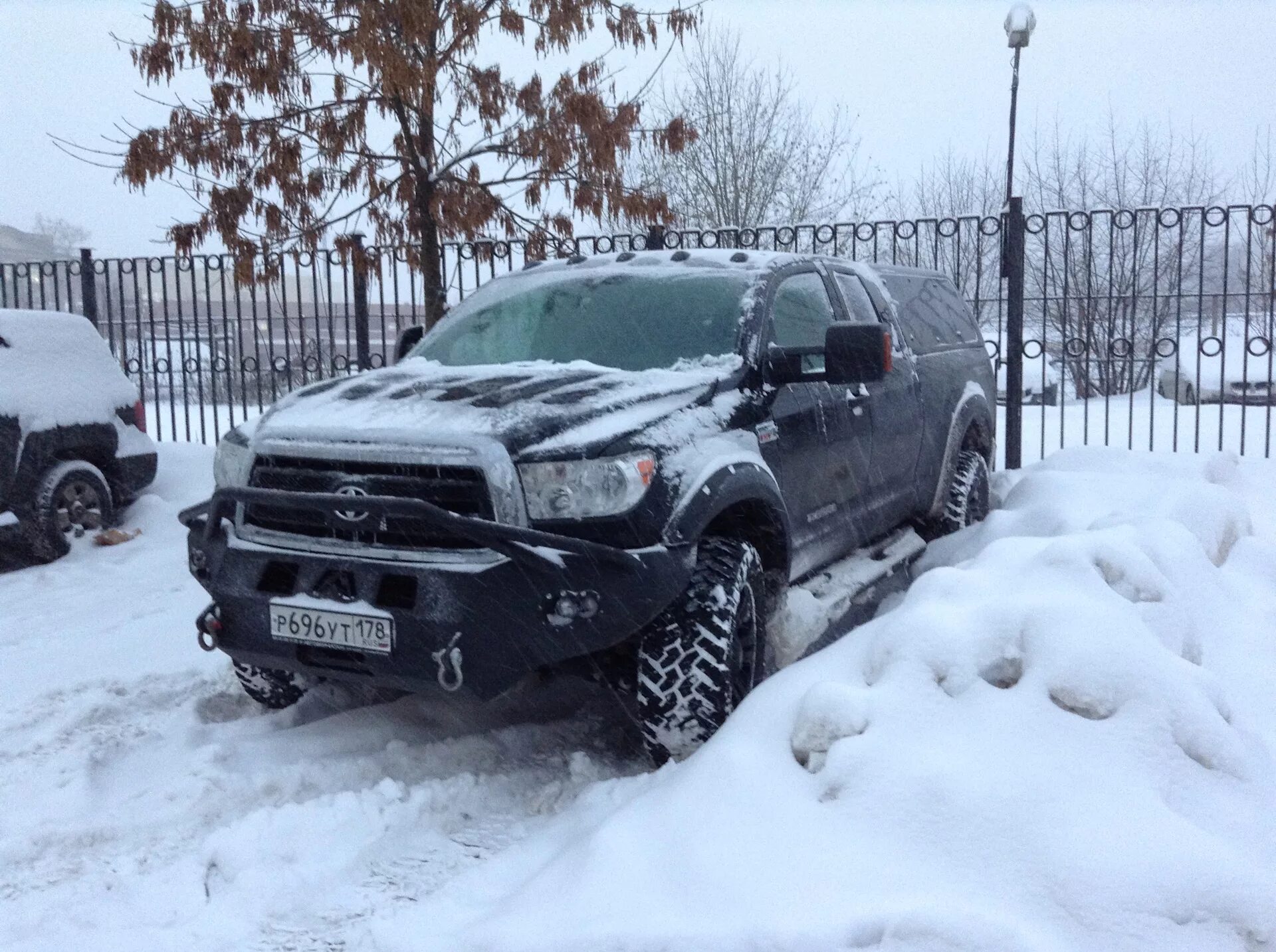 Тойота тундра в спб. Toyota tundra snow. toyota tundra winter. тойота тундра 5.7 бублик. тойота тундра 163 rus.