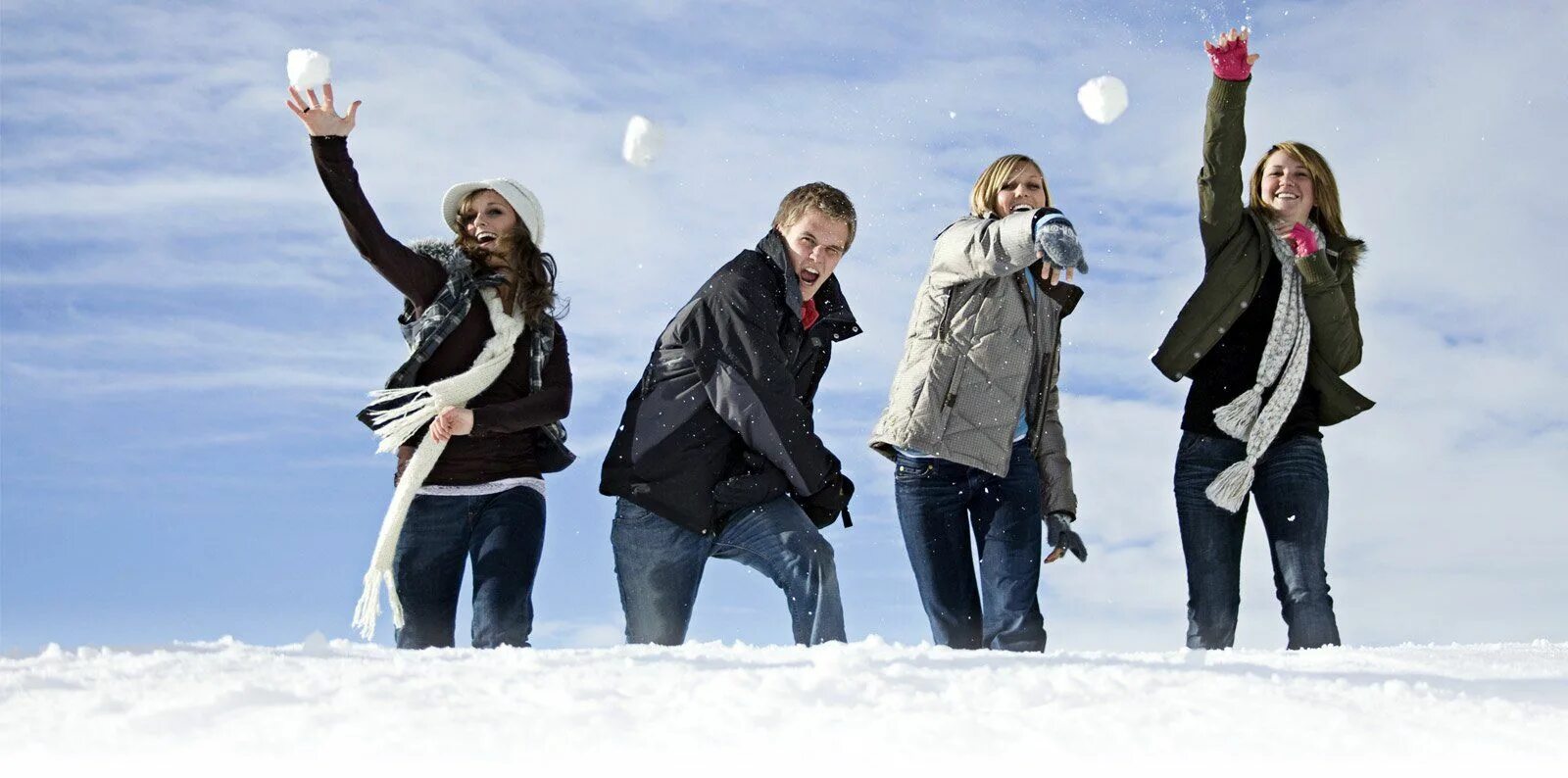 Игра в снежки. Люди зимы. Прогулка с друзьями зимой. Подростки зимой.