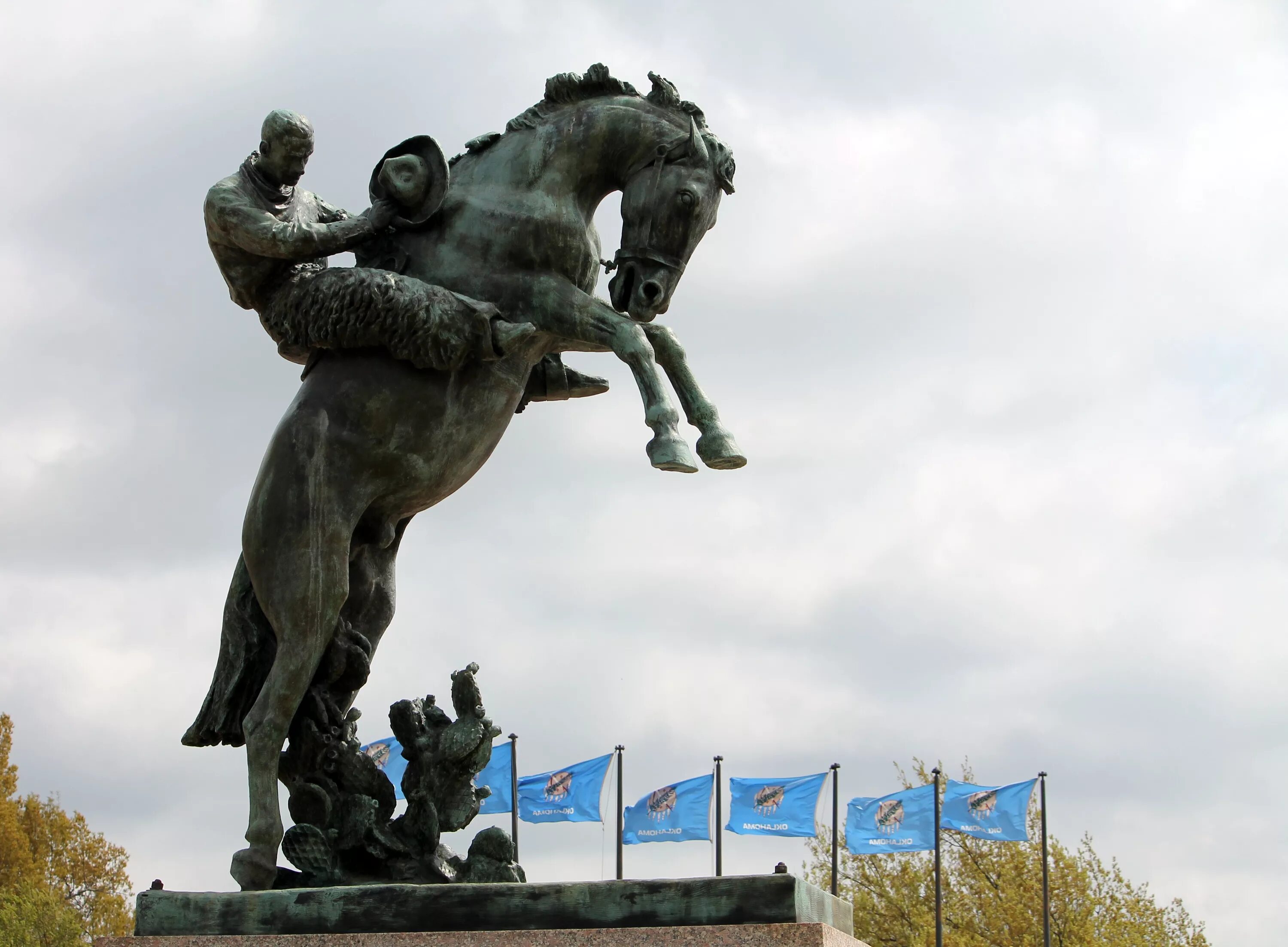 Скульптура на коне. Памятник в городе Оклахома мальчик на лошади. Конный памятник. Скульптура лошади.