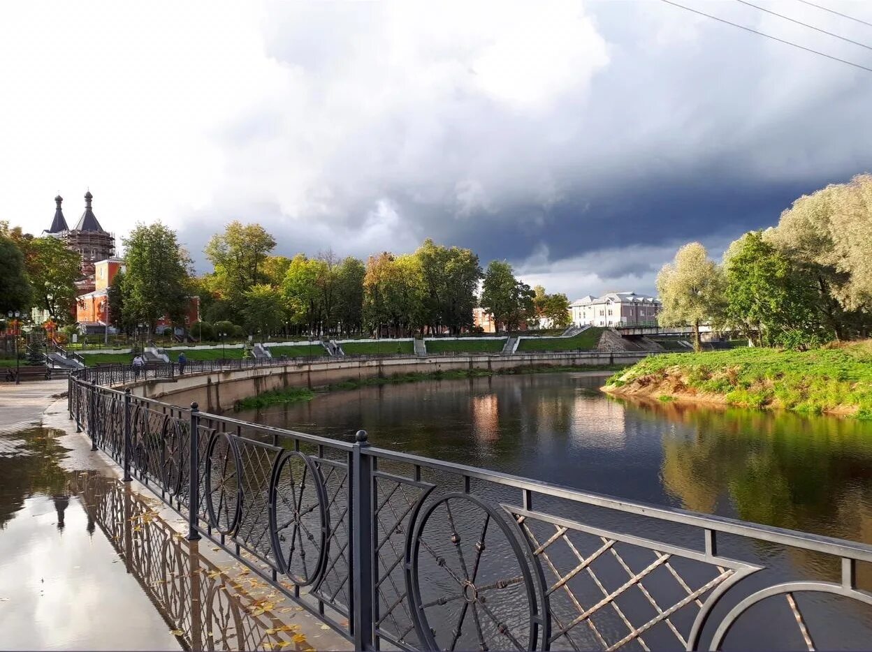 Город луги где. Город Луга Ленинградской области. Город Луга набережная. Луга город Ленинградская. Город Луга Ленинградской области природа.