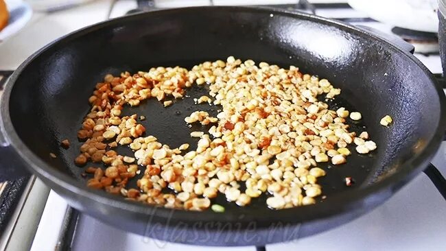 жареный горох. жареный горошек. горох на сковороде. жареный горох. Wangwang горох жареный.