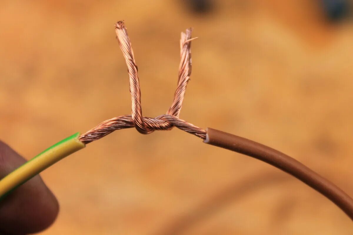 Соединение 3 кабелей. Соединить 2 провода скруткой многожильный. Скрутка одножильных проводов 2.5. Скрутка 3 одножильных проводов. Соединение моножильного провода.