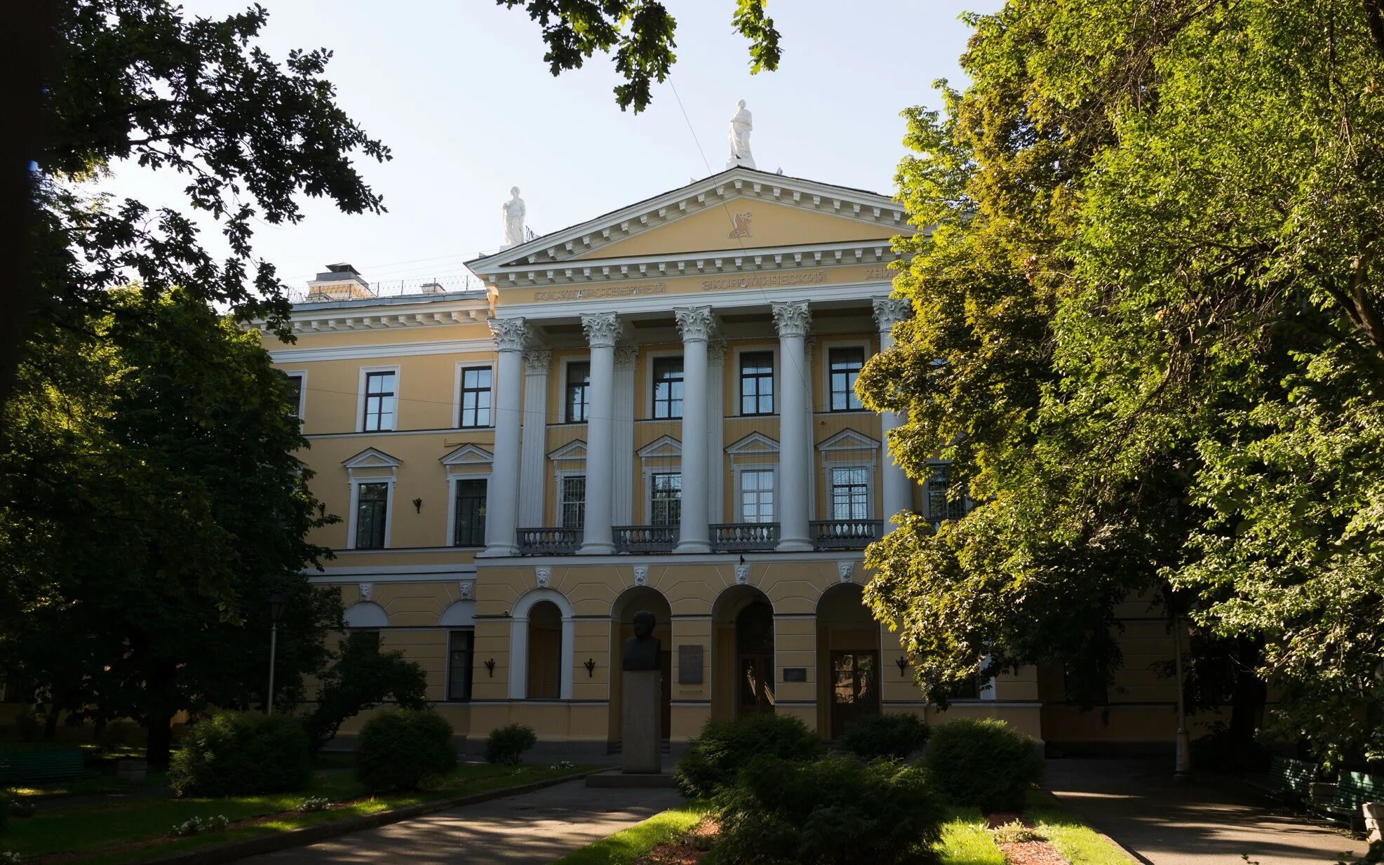 Государственных спб. Экономический университет Санкт-Петербург. СПБГЭУ Санкт-Петербургский государственный институт. Государственный университет экономики и финансов Санкт-Петербург. Ленинградский финансово-экономический институт им н а Вознесенского.