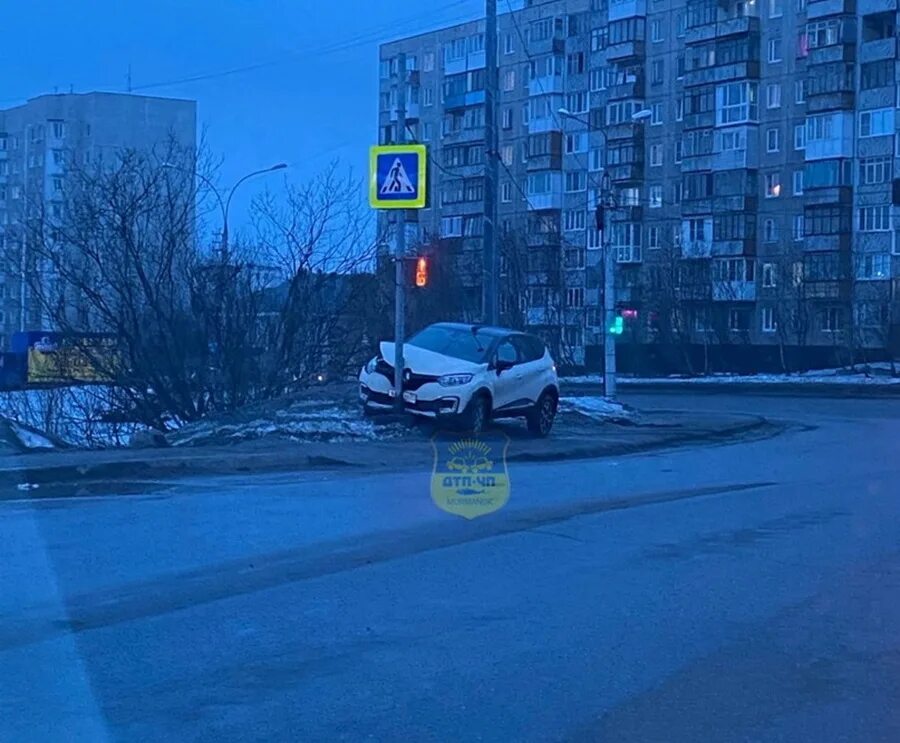 Мурманск чп сегодня. Светофор Мурманск Баумана 69. Мурманск машина. Светофор для машин.