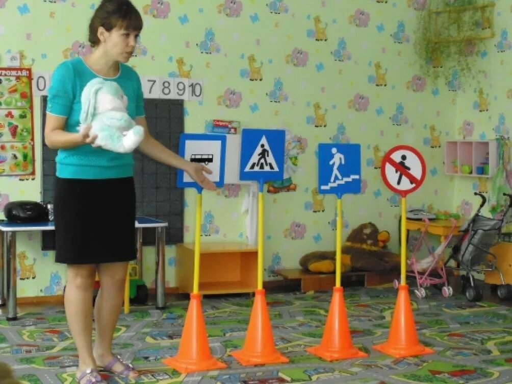 Досуг по пдд. Занятия ПДД В детском саду. Занятие по ПДД В средней группе. Группы в детском саду ПДД. ПДД В средней группе детского сада.