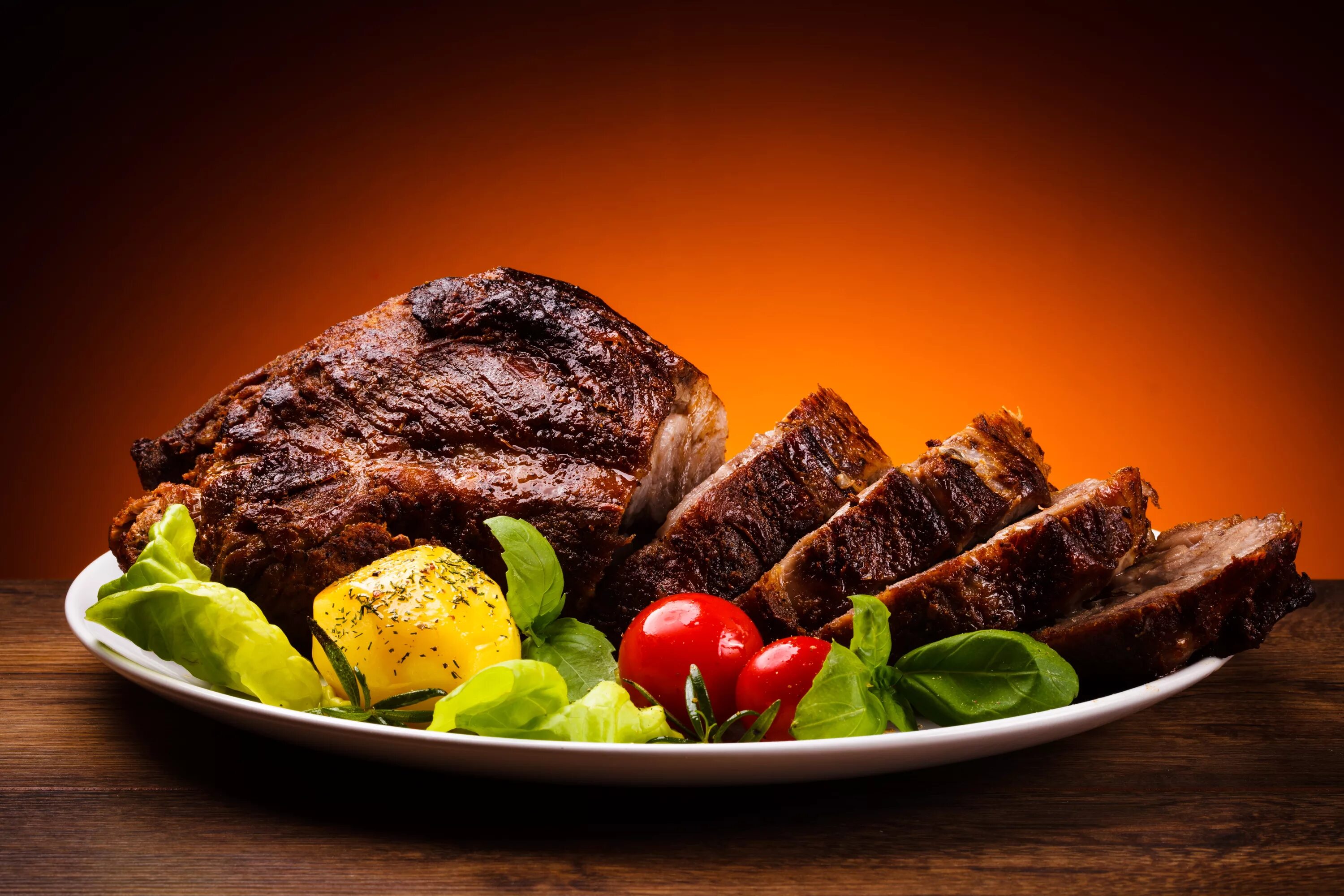Мясные блюда. Жареное мясо. Мясо на тарелке. Стейк на темном фоне.