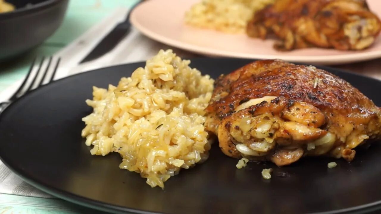 Курица с рисом на сковороде вкусный. Рис с курицей на сковороде. Куриное филе с рисом на сковороде. Рис с курицей на ужин. Рис с курочкой на сковороде.