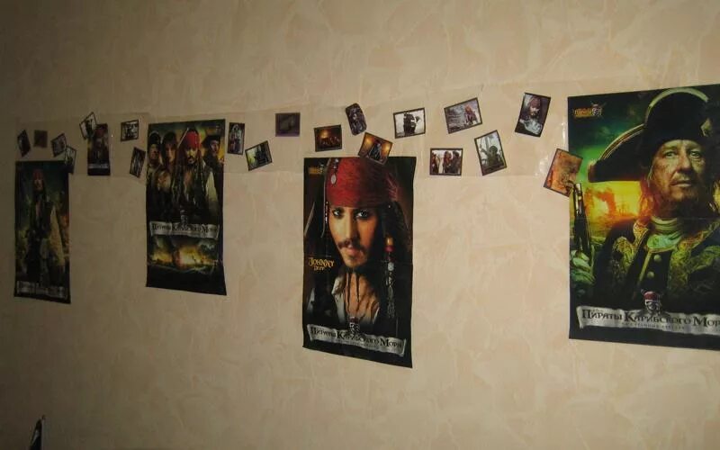 трендовые плакаты на стену. постеры на стену прикольные. на что прикрепить плакат на стену. идеи для плакатов на стену. как клеить постеры на стену.