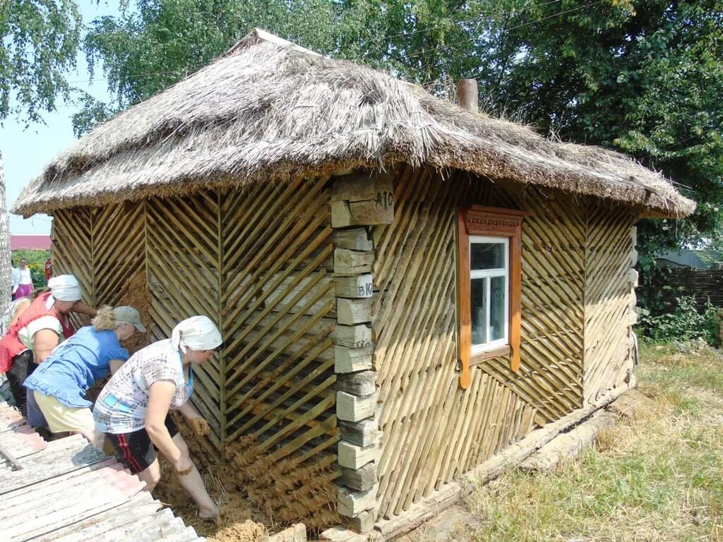 Кубанский казачий курень. Хата мазанка. Саманная хата на кубани. Саман мазанка технология. Глинобитные (саманные) мазанки.