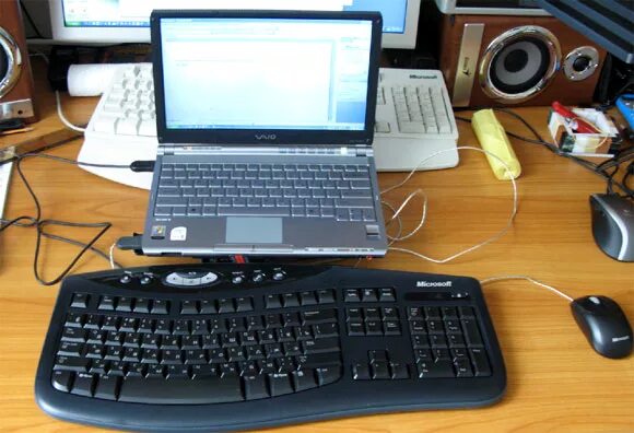 Подключить мышь к смартфону. Подключить клавиатуру к ноутбуку через usb. Можно подключить клавиатуру компьютера к ноутбуку. Ноутбук с подключенной клавиатурой через юсб. Старый разъем клавиатуры.