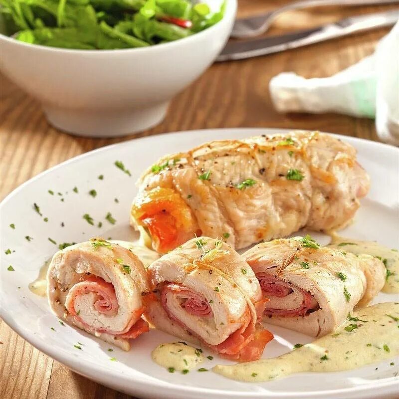 Куриные рулетики с сыром и зеленью. Куриный рулет формаджио. филе грудки рулетики курицы. рулетики из курицы с сыром и ветчиной. курико рулет куриный.